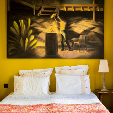 Une chambre colorée et ses tableaux