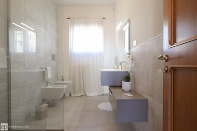 Diseño de cuarto de baño actual con suelo de baldosas de porcelana