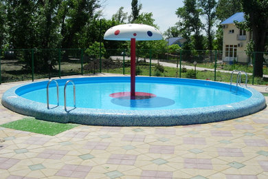На фото: круглый бассейн среднего размера