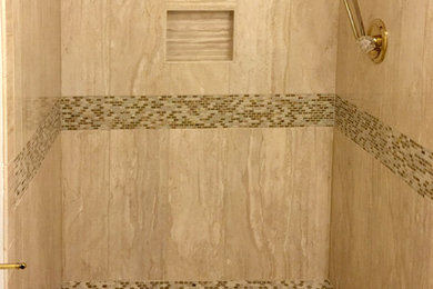 Modelo de cuarto de baño actual de tamaño medio con ducha empotrada, baldosas y/o azulejos multicolor, baldosas y/o azulejos en mosaico y suelo con mosaicos de baldosas