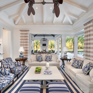 Großes, Repräsentatives, Fernseherloses, Offenes Tropisches Wohnzimmer ohne Kamin mit weißer Wandfarbe und Porzellan-Bodenfliesen in Miami