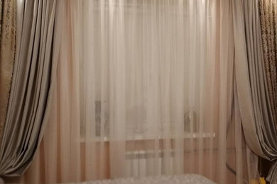 На фото: хозяйская спальня в стиле неоклассика (современная классика) с оранжевыми стенами