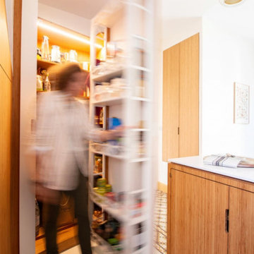 Porte courbe en acier donnant sur le grand garde-manger