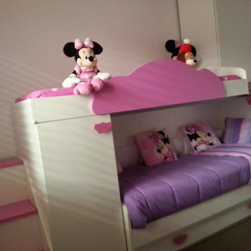 Cameretta bambini a soppalco bianca e rosa