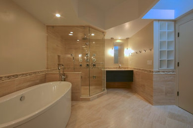 Large minimalist bathroom photo in Chicago