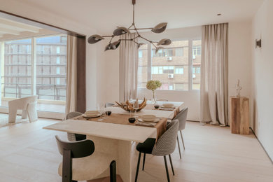 Foto de comedor minimalista abierto con paredes beige, suelo de madera clara y suelo beige