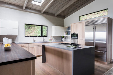 Inspiration for a mid-sized transitional u-shaped open plan kitchen in San Francisco with a double-bowl sink, recessed-panel cabinets, light wood cabinets, quartz benchtops, beige splashback, porcelain splashback, stainless steel appliances, medium hardwood floors, with island, beige floor and grey benchtop.