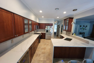 Eat-in kitchen - mid-sized modern l-shaped eat-in kitchen idea in Raleigh with a single-bowl sink, quartz countertops, gray backsplash, a peninsula and white countertops