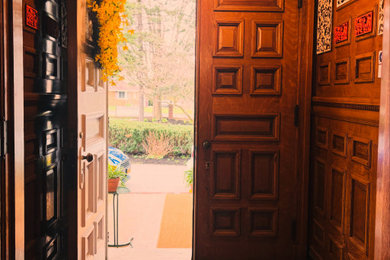 Transitional entryway photo in New York