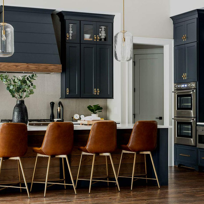 Example of a minimalist kitchen design in Miami