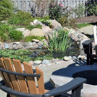 Idées déco pour un jardin classique avec un bassin.