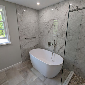 Shower-Bathtub combo Bathroom