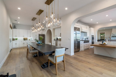 Dining room - mid-century modern dining room idea in San Francisco