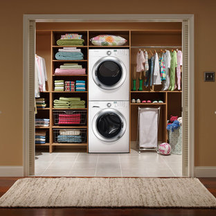 ニューヨークの小さいモダンスタイルのおしゃれな洗濯室 (オープンシェルフ、中間色木目調キャビネット、茶色い壁、セラミックタイルの床、上下配置の洗濯機・乾燥機) の写真