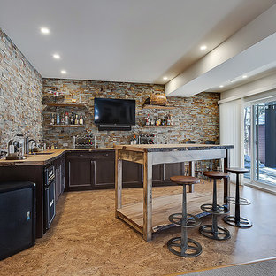 カルガリーの小さいトラディショナルスタイルのおしゃれな着席型バー (アンダーカウンターシンク、シェーカースタイル扉のキャビネット、濃色木目調キャビネット、木材カウンター、マルチカラーのキッチンパネル、石タイルのキッチンパネル、リノリウムの床、茶色い床) の写真