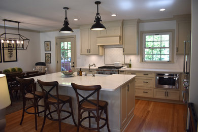 Elegant kitchen photo in Louisville