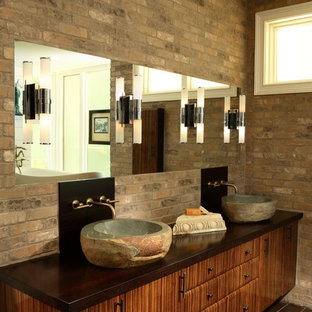 Badezimmer mit brauner Wandfarbe und Waschtisch aus Holz Ideen, Design