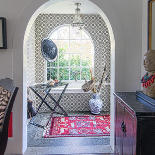 Idéer för eklektiska entréer, med vita väggar