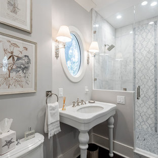 Badezimmer mit dunklem Holzboden und Falttür-Duschabtrennung Ideen