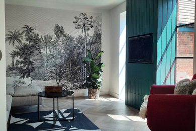Ejemplo de salón actual de tamaño medio con suelo vinílico y pared multimedia