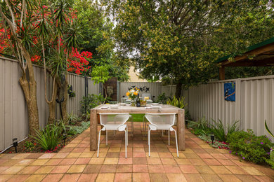 Small contemporary backyard xeriscape in Sydney.