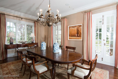 Example of a classic dining room design in New York