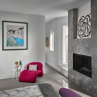 Inspiration för ett mellanstort funkis huvudsovrum, med vita väggar, heltäckningsmatta, en standard öppen spis och en spiselkrans i trä