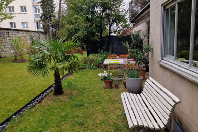 Cette image montre un petit jardin arrière design avec une exposition ensoleillée et une terrasse en bois.