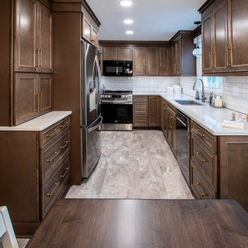 Maple Stained Shaker Kitchen Cabinets with Peninsula Bar