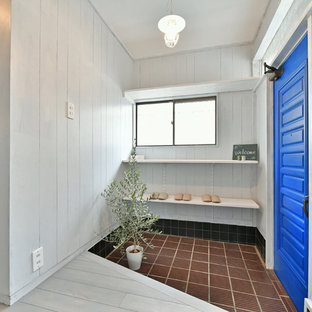 他の地域の片開きドアアジアンスタイルのおしゃれな玄関 (グレーの壁、青いドア、茶色い床) の写真