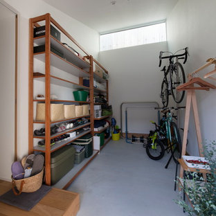 他の地域のモダンスタイルのおしゃれなマッドルーム (白い壁、コンクリートの床、グレーの床) の写真