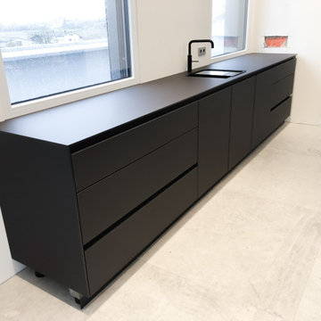 Küchentraum in Schwarz mit Holzwand und verstecktem Raum