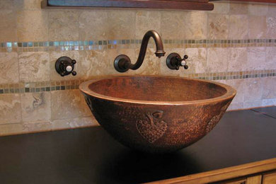 Foto de cuarto de baño mediterráneo con lavabo sobreencimera