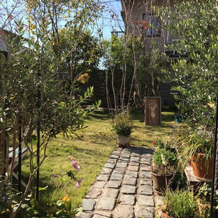 他の地域の中サイズの、夏のラスティックスタイルのおしゃれな中庭 (半日向、天然石敷き) の写真