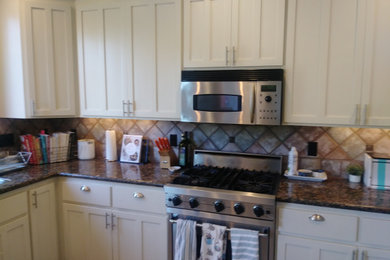 Eat-in kitchen - large contemporary eat-in kitchen idea in Seattle with shaker cabinets and a peninsula