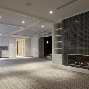 ニューヨークの中サイズのトラディショナルスタイルのおしゃれな地下室 (半地下 (窓あり) 、白い壁、カーペット敷き、横長型暖炉、タイルの暖炉まわり、ベージュの床) の写真