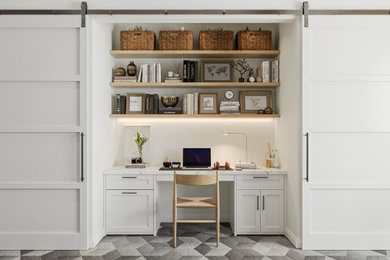 Example of a home office design in Los Angeles