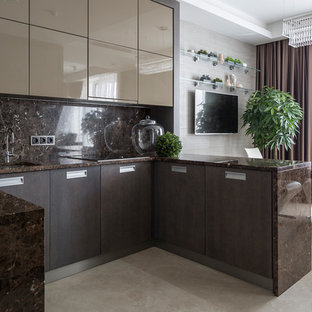 На фото: п-образные кухни - столовые среднего размера в современном стиле с врезной раковиной, плоскими фасадами, коричневыми фасадами, мраморной столешницей, коричневым фартуком, фартуком из мрамора, мраморным полом, полуостровом и бежевым полом