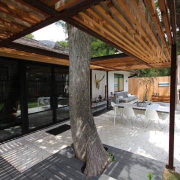 Steel & Cedar: A Stunning Pergola Takes Center Stage