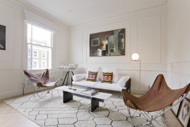 Modelo de sala de estar moderna con paredes blancas, suelo de madera en tonos medios y suelo beige