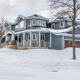 Großes, Vierstöckiges, Blaues Rustikales Einfamilienhaus mit Faserzement-Fassade, Satteldach und Schindeldach in Edmonton