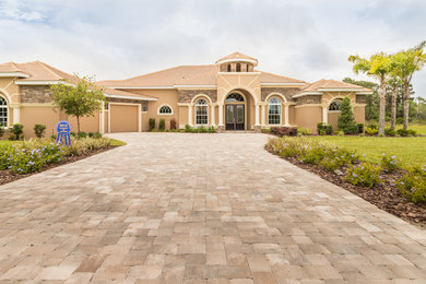 This is an example of a transitional home design in Orlando.