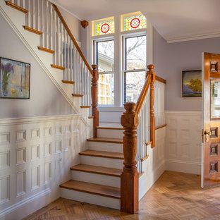 Idee per un ingresso vittoriano con pareti viola, pavimento in legno massello medio, una porta singola e una porta in legno scuro