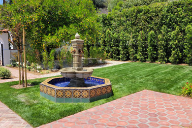 Design ideas for a mediterranean landscaping in Los Angeles.