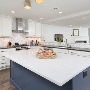 Küchen mit Rückwand aus Steinfliesen Ideen, Design & Bilder - August