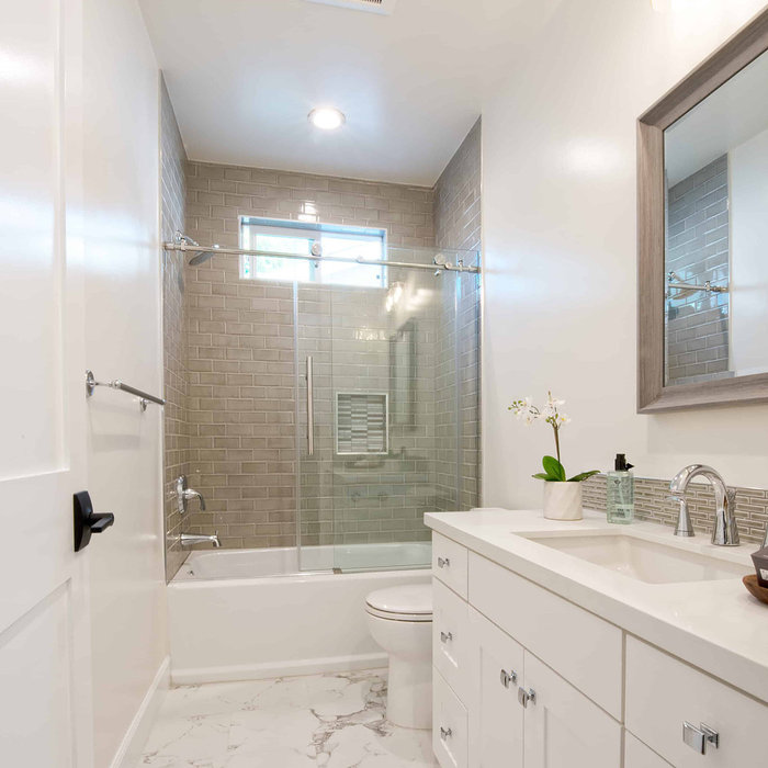 Bathroom - bathroom idea in Los Angeles