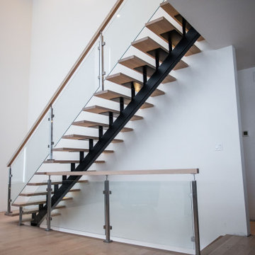 Central metal stringer hardwood staircase / Escalier de bois franc limon central