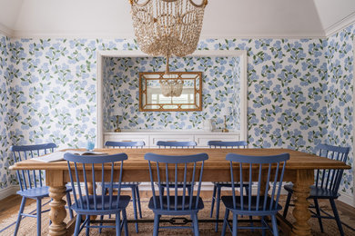 Imagen de comedor de cocina abovedado clásico de tamaño medio con paredes azules, suelo de madera en tonos medios, suelo marrón y papel pintado