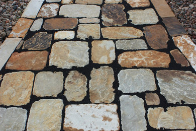 Ispirazione per un vialetto dietro casa con pavimentazioni in pietra naturale