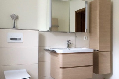Mittelgroßes Modernes Duschbad mit flächenbündigen Schrankfronten, braunen Schränken, beigen Fliesen, Waschtisch aus Holz, bodengleicher Dusche, Wandtoilette, weißer Wandfarbe, Einbauwaschbecken, offener Dusche, Porzellanfliesen, Zementfliesen für Boden und beigem Boden in Dortmund